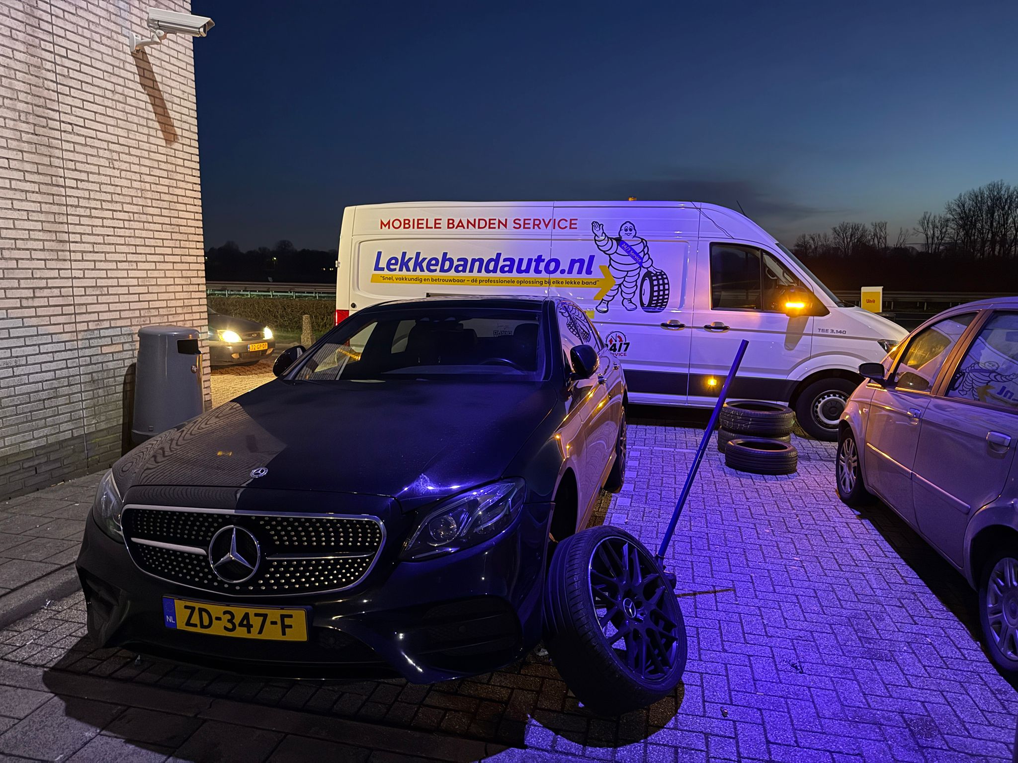 lekke band auto op zondag
